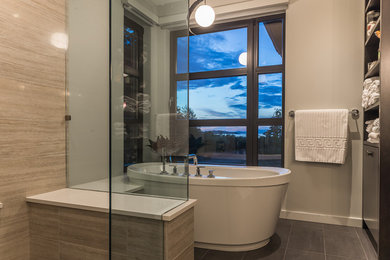 Immagine di una stanza da bagno padronale con ante lisce, ante in legno bruno, vasca freestanding, doccia doppia, pareti beige e pavimento in gres porcellanato