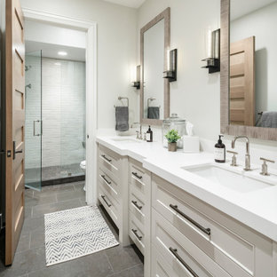 Immagine di una grande stanza da bagno per bambini country con ante beige, doccia alcova, piastrelle bianche, pavimento con piastrelle in ceramica, lavabo sottopiano, top in quarzo composito, pavimento grigio, porta doccia a battente, top bianco, ante con riquadro incassato, pareti grigie e due lavabi