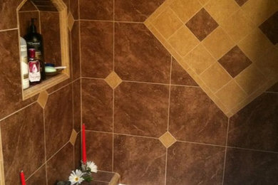 Ejemplo de cuarto de baño de estilo americano con bañera empotrada y combinación de ducha y bañera