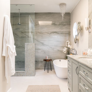Inspiration för mellanstora klassiska grönt en-suite badrum, med skåp i shakerstil, gröna skåp, ett fristående badkar, en kantlös dusch, en bidé, grön kakel, mosaik, beige väggar, klinkergolv i porslin, ett undermonterad handfat, bänkskiva i kvartsit, beiget golv och med dusch som är öppen