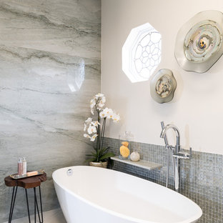 Exempel på ett mellanstort klassiskt grön grönt en-suite badrum, med skåp i shakerstil, gröna skåp, ett fristående badkar, en kantlös dusch, en bidé, grön kakel, mosaik, beige väggar, klinkergolv i porslin, ett undermonterad handfat, bänkskiva i kvartsit, beiget golv och med dusch som är öppen