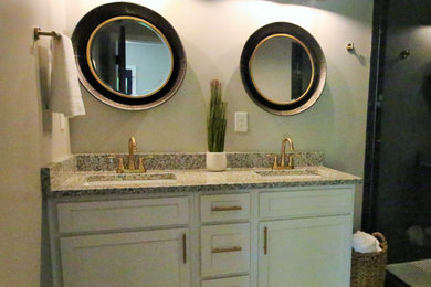 アトランタにあるミッドセンチュリースタイルのおしゃれな浴室の写真