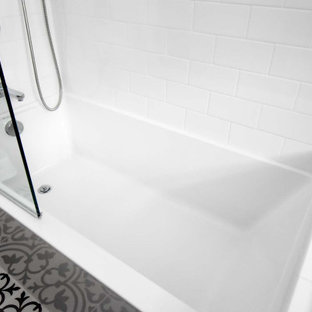 Kleines Modernes Badezimmer En Suite mit flächenbündigen Schrankfronten, grauen Schränken, Eckbadewanne, Duschbadewanne, Wandtoilette mit Spülkasten, weißen Fliesen, Metrofliesen, grauer Wandfarbe, Keramikboden, Unterbauwaschbecken, weißem Boden, offener Dusche, weißer Waschtischplatte, Nische, Einzelwaschbecken und schwebendem Waschtisch in Portland