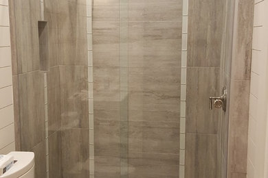 マイアミにあるコンテンポラリースタイルのおしゃれな浴室 (アルコーブ型シャワー、引戸のシャワー) の写真