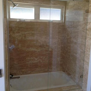 Kleines Modernes Badezimmer En Suite mit Sockelwaschbecken, freistehender Badewanne, offener Dusche, beigefarbenen Fliesen, Terrakottafliesen, grüner Wandfarbe und Porzellan-Bodenfliesen in Orange County