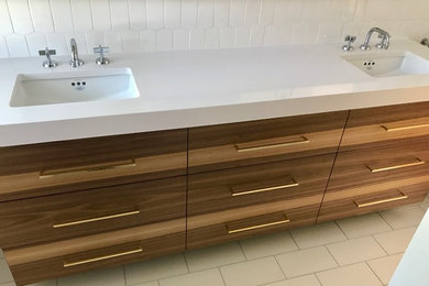 Diseño de cuarto de baño minimalista con armarios con paneles lisos y suelo blanco