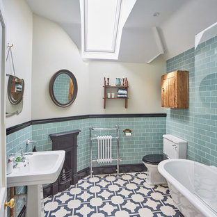 Klassisches Badezimmer En Suite mit Löwenfuß-Badewanne, Wandtoilette mit Spülkasten, blauen Fliesen, Metrofliesen, weißer Wandfarbe, Sockelwaschbecken und buntem Boden in Oxfordshire