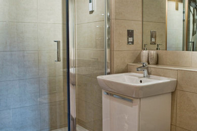 Imagen de cuarto de baño minimalista con baldosas y/o azulejos beige y baldosas y/o azulejos de porcelana