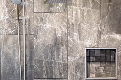 Immagine di una stanza da bagno design con doccia aperta, piastrelle in gres porcellanato e pavimento in gres porcellanato