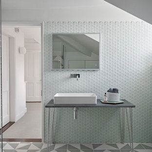 Immagine di una stanza da bagno con doccia scandinava con nessun'anta, WC sospeso, pavimento in gres porcellanato, pavimento bianco, doccia aperta, top grigio, nicchia, un lavabo, mobile bagno freestanding, piastrelle verdi, piastrelle di vetro, pareti bianche e lavabo a bacinella