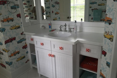Mid-sized elegant kids' porcelain tile and white floor bathroom photo in Baltimore with recessed-panel cabinets, white cabinets, multicolored walls, an undermount sink and quartz countertops