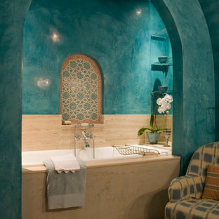 Esempio di una stanza da bagno con doccia mediterranea di medie dimensioni con vasca da incasso, piastrelle multicolore, pareti blu, piastrelle in ceramica e pavimento con piastrelle a mosaico