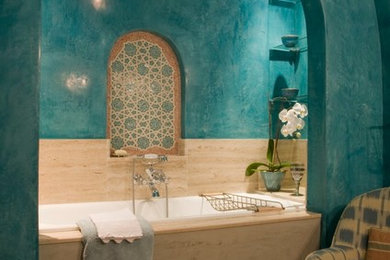 Imagen de cuarto de baño mediterráneo de tamaño medio con bañera encastrada, baldosas y/o azulejos multicolor, paredes azules, baldosas y/o azulejos de cerámica, suelo con mosaicos de baldosas y aseo y ducha