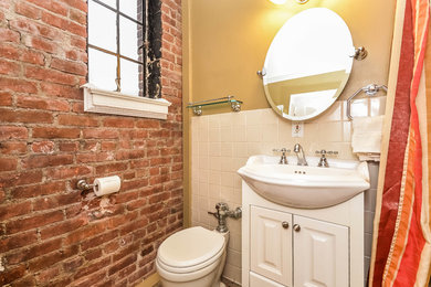 Foto på ett litet vintage badrum, med vita skåp och en toalettstol med hel cisternkåpa