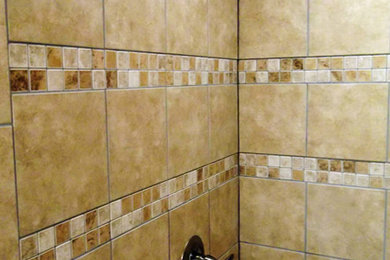 ルイビルにあるトラディショナルスタイルのおしゃれな浴室の写真