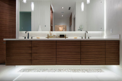 Exemple d'une salle de bain tendance en bois brun avec un placard à porte plane.