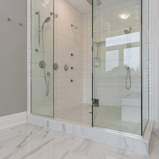 Idéer för att renovera ett stort vintage grå grått en-suite badrum, med skåp i shakerstil, vita skåp, en hörndusch, grå kakel, keramikplattor, grå väggar, klinkergolv i porslin, granitbänkskiva, grått golv och dusch med gångjärnsdörr