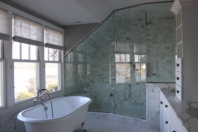 Idéer för att renovera ett mellanstort vintage en-suite badrum, med ett nedsänkt handfat, släta luckor, vita skåp, marmorbänkskiva, ett badkar med tassar, en dusch i en alkov, vit kakel, vita väggar och marmorgolv