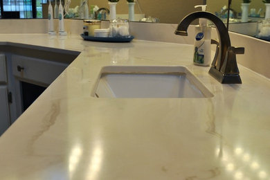 Modelo de cuarto de baño tradicional con lavabo bajoencimera, encimera de granito y encimeras beige