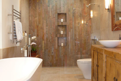 サンフランシスコにあるラスティックスタイルのおしゃれな浴室 (バリアフリー、置き型浴槽) の写真