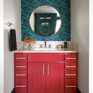 Mittelgroßes Klassisches Badezimmer En Suite mit roten Schränken, Porzellan-Bodenfliesen, Unterbauwaschbecken, Mineralwerkstoff-Waschtisch, beiger Waschtischplatte, verzierten Schränken, weißen Fliesen, bunten Wänden und beigem Boden in Denver