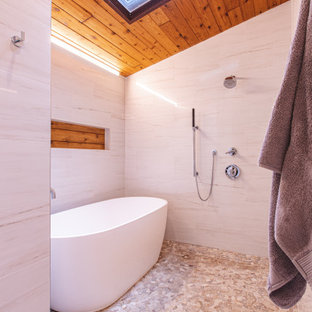 Immagine di una piccola stanza da bagno padronale moderna con ante lisce, ante marroni, vasca freestanding, doccia aperta, piastrelle bianche, piastrelle in gres porcellanato, pavimento con piastrelle di ciottoli, lavabo sospeso, top in quarzo composito, pavimento grigio, doccia aperta, top bianco, due lavabi, mobile bagno sospeso e soffitto a volta
