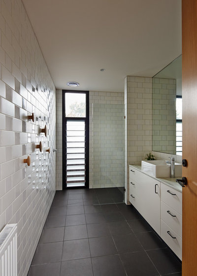 Contemporary Bathroom by MRTN Architects