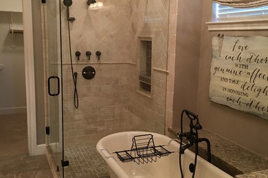 Ejemplo de cuarto de baño principal campestre con puertas de armario blancas, bañera exenta, baldosas y/o azulejos de travertino y ducha con puerta con bisagras