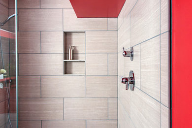 Cette image montre une salle de bain principale minimaliste de taille moyenne avec une douche ouverte, un carrelage beige, des carreaux de porcelaine, un mur rouge et un sol en carrelage de porcelaine.
