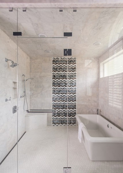 トランジショナル 浴室 by Traci Connell Interiors