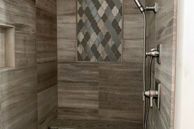 Imagen de cuarto de baño clásico renovado con ducha empotrada, baldosas y/o azulejos de porcelana, suelo de baldosas de cerámica y ducha con puerta con bisagras