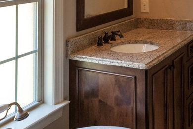 Ejemplo de cuarto de baño principal contemporáneo con encimera de granito
