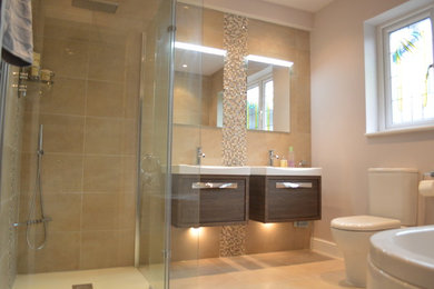 ハートフォードシャーにあるモダンスタイルのおしゃれな浴室の写真