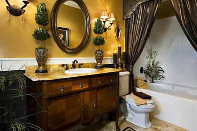 サンディエゴにあるトラディショナルスタイルのおしゃれな浴室の写真