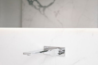 Idéer för mellanstora funkis badrum med dusch, med vit kakel, marmorkakel, vita väggar, ett integrerad handfat och bänkskiva i akrylsten