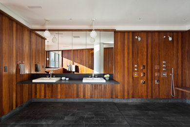 ニューヨークにある広いコンテンポラリースタイルのおしゃれなマスターバスルーム (オープン型シャワー、茶色いタイル、茶色い壁、スレートの床、オーバーカウンターシンク、人工大理石カウンター、黒い床、オープンシャワー) の写真