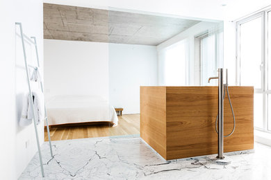 Свежая идея для дизайна: большая главная ванная комната в современном стиле с отдельно стоящей ванной, плоскими фасадами, фасадами цвета дерева среднего тона, белыми стенами, мраморным полом и серым полом - отличное фото интерьера