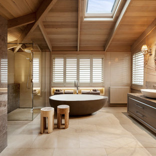 Diseño de cuarto de baño principal, tradicional renovado, grande, con lavabo sobreencimera, armarios con paneles con relieve, bañera exenta, ducha a ras de suelo y baldosas y/o azulejos beige
