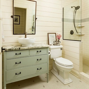 Esempio di una stanza da bagno con doccia country con consolle stile comò, ante verdi, doccia alcova, piastrelle bianche, piastrelle diamantate, pareti bianche, pavimento con piastrelle a mosaico, lavabo a bacinella e pavimento bianco