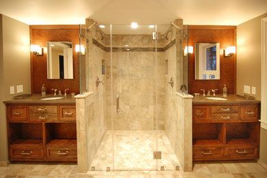 Modelo de cuarto de baño tradicional con lavabo bajoencimera, armarios estilo shaker, puertas de armario de madera oscura, encimera de cuarzo compacto, ducha doble y baldosas y/o azulejos de porcelana