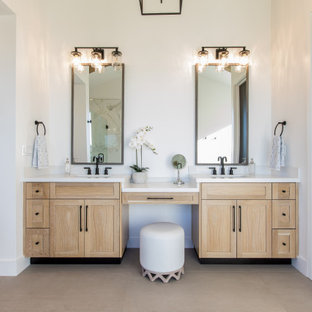 Idee per una stanza da bagno padronale country con ante in stile shaker, ante in legno chiaro, pareti bianche, lavabo sottopiano, pavimento beige, top bianco e due lavabi