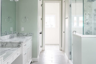 Diseño de cuarto de baño tradicional con paredes verdes y encimera de mármol