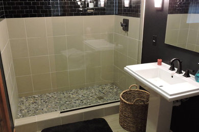 シカゴにあるトランジショナルスタイルのおしゃれな浴室 (オープン型シャワー、セラミックタイル、黒い壁、クッションフロア、ペデスタルシンク) の写真