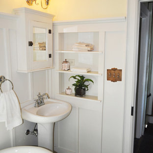 Réalisation d'une petit salle de bain champêtre avec un lavabo de ferme, une baignoire sur pieds, un WC séparé, un carrelage gris, un carrelage de pierre, un mur blanc et un sol en marbre.