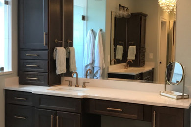 Ejemplo de cuarto de baño principal clásico renovado de tamaño medio con bañera exenta y baldosas y/o azulejos de cemento