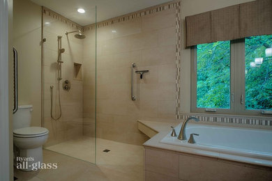 Diseño de cuarto de baño tradicional renovado grande con bañera encastrada, ducha a ras de suelo, baldosas y/o azulejos de porcelana, paredes beige y suelo de baldosas de cerámica