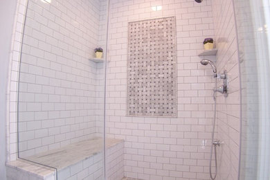 ニューヨークにある広いトランジショナルスタイルのおしゃれなマスターバスルーム (ドロップイン型浴槽、アルコーブ型シャワー、白いタイル、サブウェイタイル、グレーの壁、大理石の床、グレーの床、開き戸のシャワー) の写真