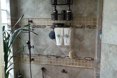 Ejemplo de cuarto de baño tradicional renovado de tamaño medio con ducha empotrada, baldosas y/o azulejos beige y baldosas y/o azulejos de terracota