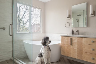 Cette photo montre une salle de bain principale tendance en bois clair de taille moyenne avec un placard à porte plane, une baignoire indépendante, une douche d'angle, WC à poser, un carrelage blanc, des carreaux de céramique, un mur blanc, un sol en carrelage de céramique, un lavabo encastré, un plan de toilette en quartz modifié, un sol marron et aucune cabine.