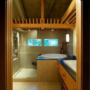 75+ Bäder mit Schrankfronten im Shaker-Stil und japanischer Badewanne